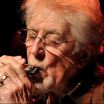 Murió John Mayall, reconocido pionero del blues británico y mentor de Eric Clapton y Mick Taylor