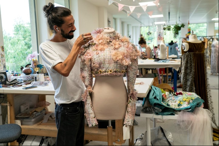El departamento de vestuario de Bridgerton es altamente meticuloso con los diseños que crean. Foto: Gentileza Netflix.
