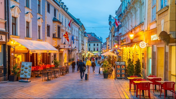 El centro es ideal para caminarlo; los locales llevan el ritmo tranquilo de los turistas. Foto Shutterstock