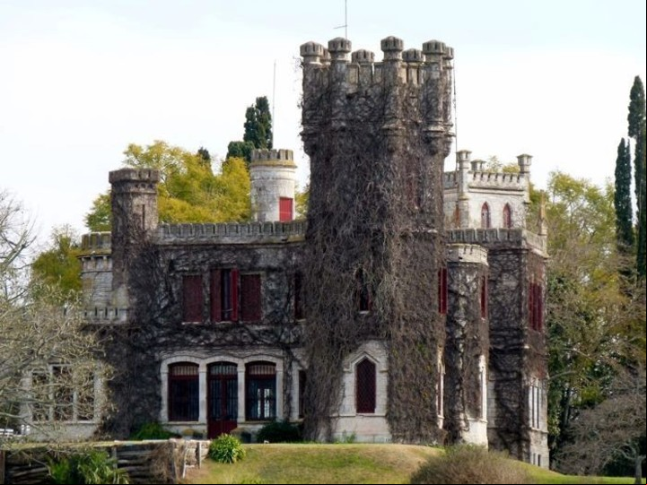 El castillo está sobre las barrancas del río Paraná. Foto
www.expoagro.com.ar