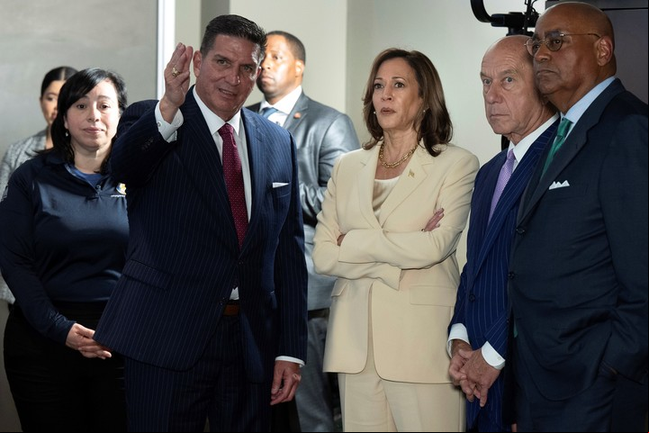 La candidata demócrata a la vicepresidencia, la senadora Kamala Harris (D-Calif.), habla en la Iglesia Triumph, el domingo 25 de octubre de 2020, en Southfield, Michigan. El clero negro se maravilla ante la fusión de tradiciones y enseñanzas que han moldeado la vida de Kamala Harris. fe religiosa y valores de justicia social. (Foto AP/Carlos Osorio, Archivo)