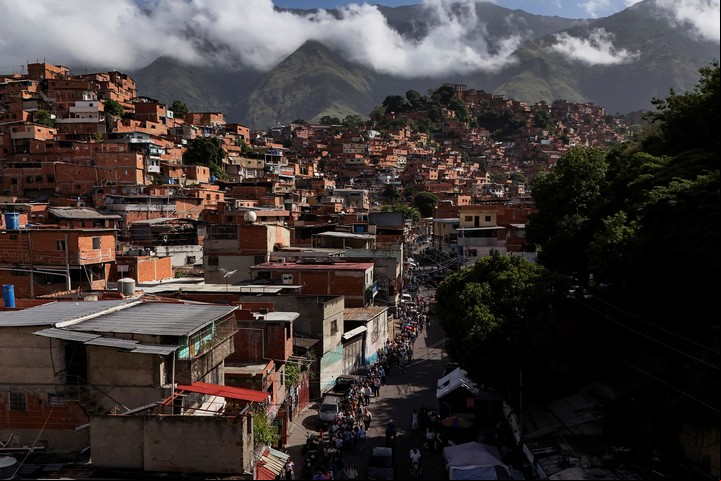 La pobreza multidimensiona vinculada no solo a los ingresos, sino a condiciones como vivienda, servicios públicos, protección social, trabajo y educación, fue del 51,9% en 2023. Foto AP