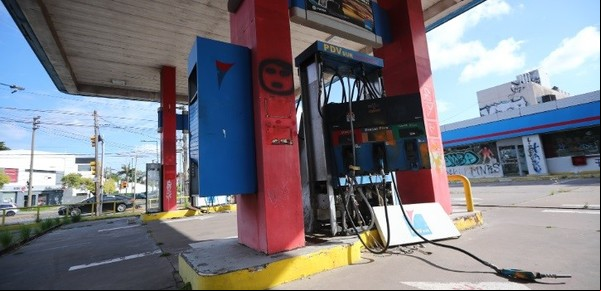 Símbolo de los negocios chavistas en Argentina: la última estación de servicio de PDVSA, abandonada hace 6 años en una esquina de lujo