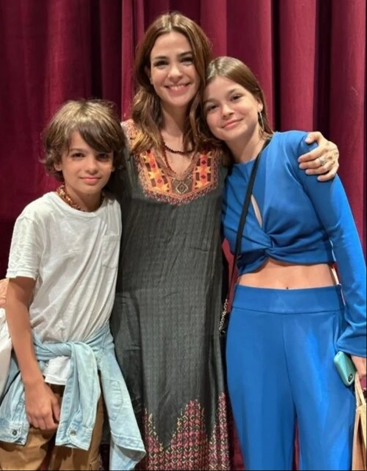 Agustina junto a sus hijos mayores, Muna y Nilo. Foto: Instagram