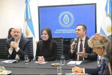 ¿Una nueva interna? Fuerte tensión entre Pettovello y Santiago Caputo por la bajada de línea comunicacional