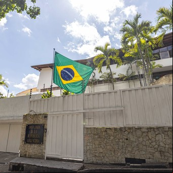Brasil: Lula da Silva se reunió con la cúpula de la Cancillería y se mostró "preocupado" con la situación de la Embajada argentina en Venezuela