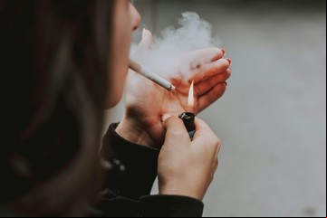 Cómo eliminar el olor a cigarrillo de los ambientes y la ropa: el truco casero que recomiendan hasta los expertos