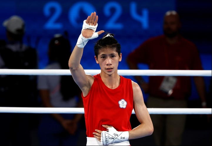 La boxeadora Lin Yu-ting tras su triunfo en los Juegos Olímpicos frente a la turca Esra Yildiz Kahraman, este miércoles. Foto: EFE