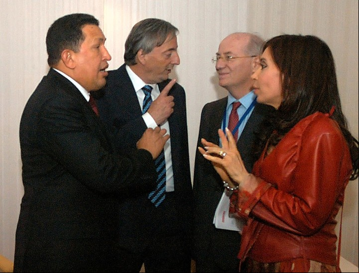 Noviembre de 2005: Cristina Fernández con Hugo Chávez. El presidente Kirchner conversa con el industrial Paolo Rocca. Foto Dyn.