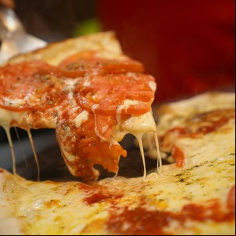 En Monserrat, la pizzería a la piedra atendida por tres generaciones de una misma familia que ya es un lugar de culto barrial