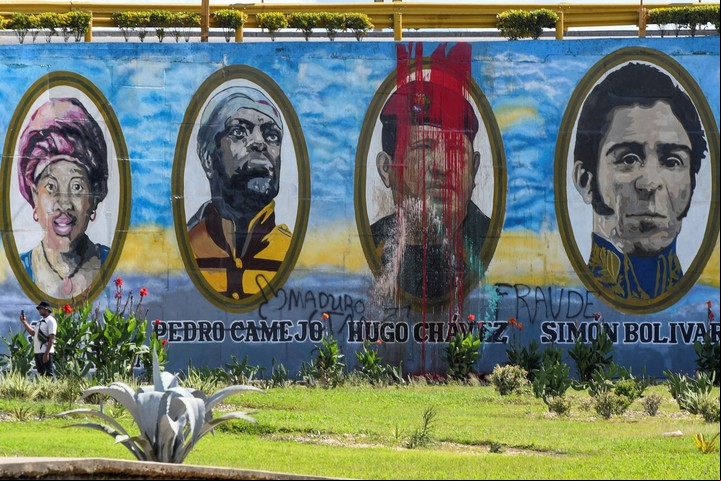 Chávez cancelado; a su der., Simón Bolívar y otros líderes históricos, junto a una autopista en Caracas, luego del fraude electoral. AP Photo/Jacinto Oliveros