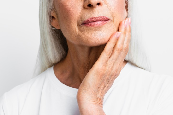 Es común que los labios se agrieten con el frío. Foto: Freepik.