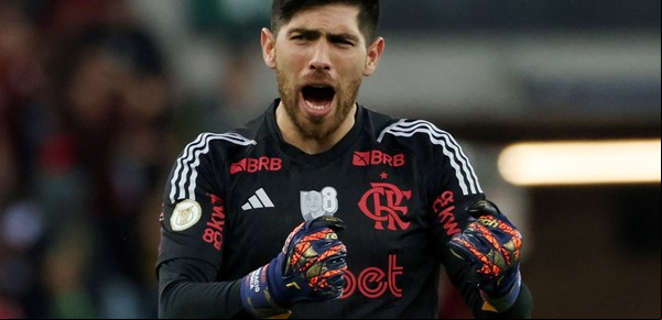 Balearon el auto del arquero Agustín Rossi en un intento de robo a los futbolistas de Flamengo en Río de Janeiro