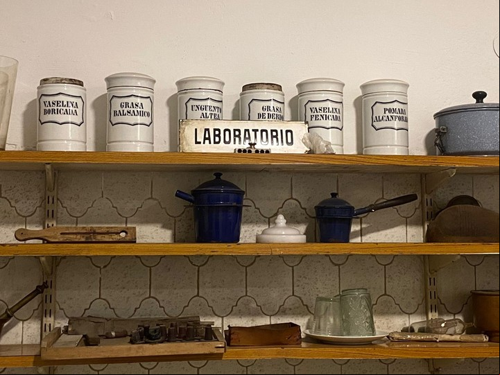 Parte del local está dedicado a objetos de farmacia usados en el pasado.