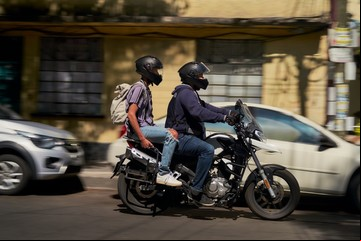 Trabajar de "moto chofer" con Uber, DiDi o InDrive: qué se requiere y cuánto podés ganar