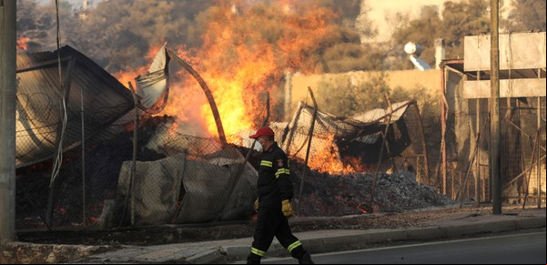 Incendios en Grecia: los bomberos comienzan a controlar las llamas en medio del miedo y la furia de los habitantes por la gestión del desastre