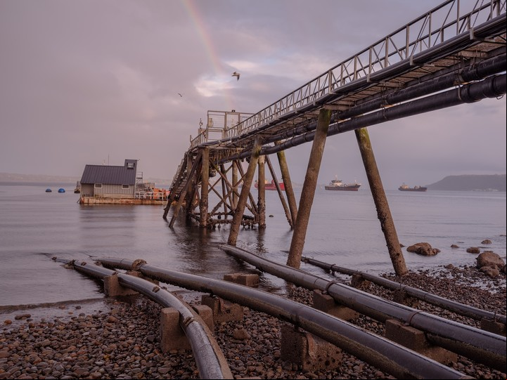 Las mangueras succionan el pescado desde los centros de cría de salmón en el mar hasta las plantas de procesamiento en tierra. Foto Marcos Zegers para The New York Times.