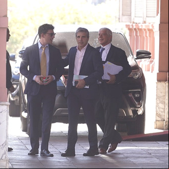 Santiago y Luis Caputo sondean a un empresario para sumarlo al Ministerio de Economía