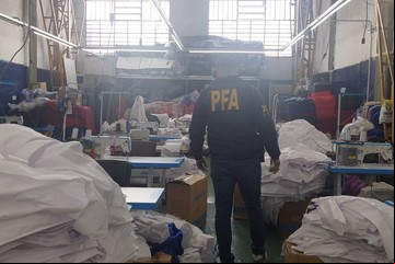 Allanaron 33 cooperativas que habían recibido fondos millonarios del Ministerio de Desarrollo Social para fabricar guardapolvos que nunca entregaron