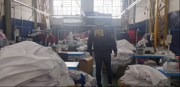 Allanaron 33 cooperativas que habían recibido fondos millonarios del Ministerio de Desarrollo Social para fabricar guardapolvos que nunca entregaron