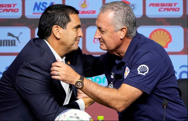 Gustavo Alfaro fue presentado en Paraguay el 16 de agosto pasadado. Foto: AP/Jorge Saenz)