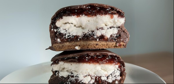 El mejor alfajor del mundo es de chocolate, merengue y frambuesa y se fabrica en Monte Grande