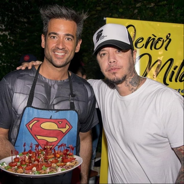 Sebastián Ortega, productor de El Marginal, junto a Sebastián.