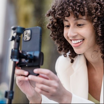 Llega un "Tinder para influencers": cómo funciona la nueva app del marketing digital