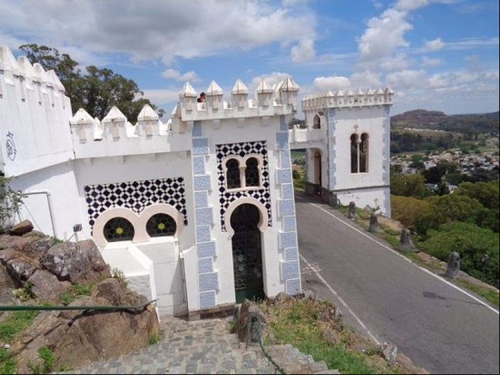 Desde el Castillo Morisco se consigue una de las mejores vistas de Tandil.