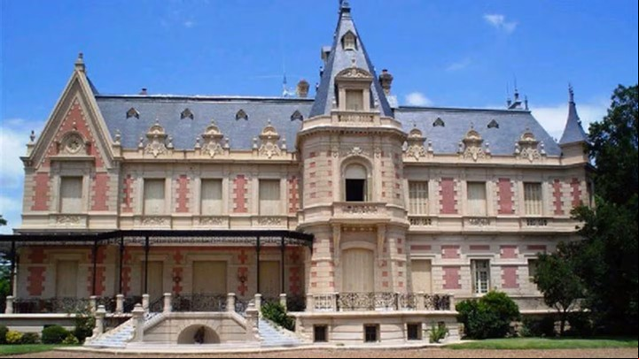 El castillo de la estancia Huetel, entre Saladillo y Bolívar.