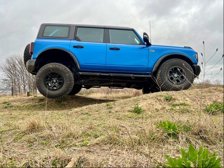 Los bloqueos de diferencial del Ford Bronco permiten aprovechar la fuerza del motor aún con dos ruedas en el aire.