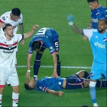 La salud de Juan Izquierdo, el futbolista que se desplomó en la Copa Libertadores: el emotivo posteo de su pareja y el último parte médico