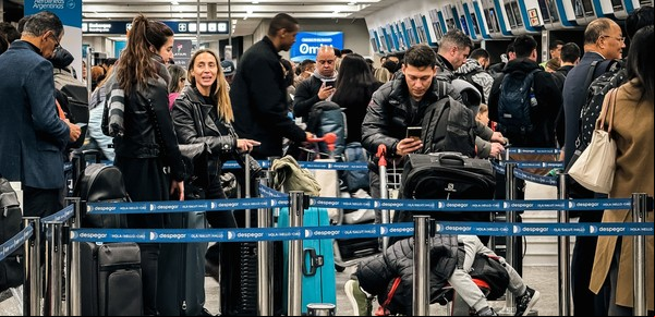 "El que no trabaja, no cobra": fuerte advertencia del Gobierno en medio de una nueva protesta de gremios que tiene vuelos demorados en Ezeiza