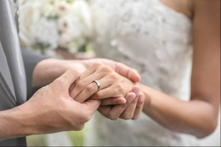 La forma circular del anillo de casamiento simboliza la eternidad del amor. Foto: iStock.