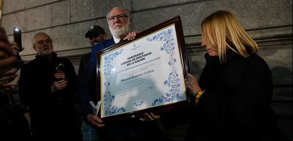 Evacuaron el Congreso por una amenaza y Eugenio Cuttica recibió su distinción en la calle