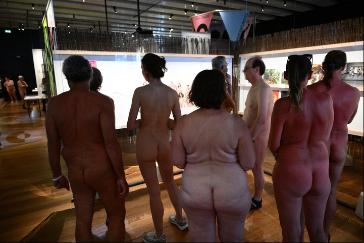 los nudistas se les pide calzarse para "evitar problemas con las astillas". Foto Christophe Simon / AFP.
