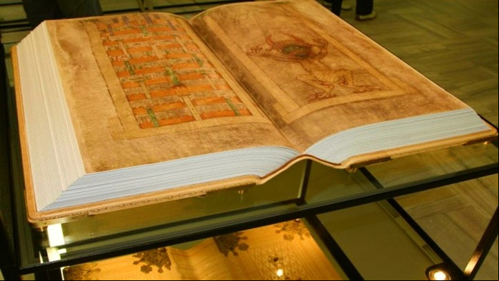 La Biblia del diablo relata el encuentro de un monje con Satanás. De la época medieval. Foto: Clarín.