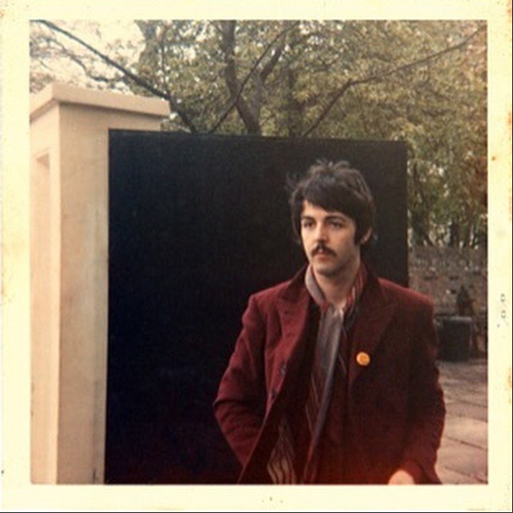 McCartney, fotografiado en 1968 por Lizzie Bravo en la puerta de Abbey Road.