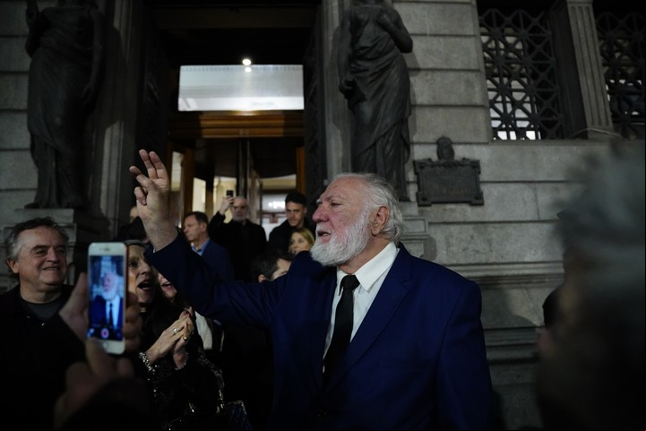 Evacuaron el Congreso por una amenaza y el artista plástico Eugenio Eugenio Cuttica recibió su distinción en la calle. Fotos Emmanuel Fernández