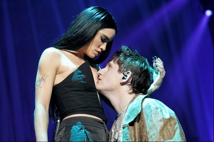 Lali y Dillom en el tema "La carie". Foto: Martín Bonetto