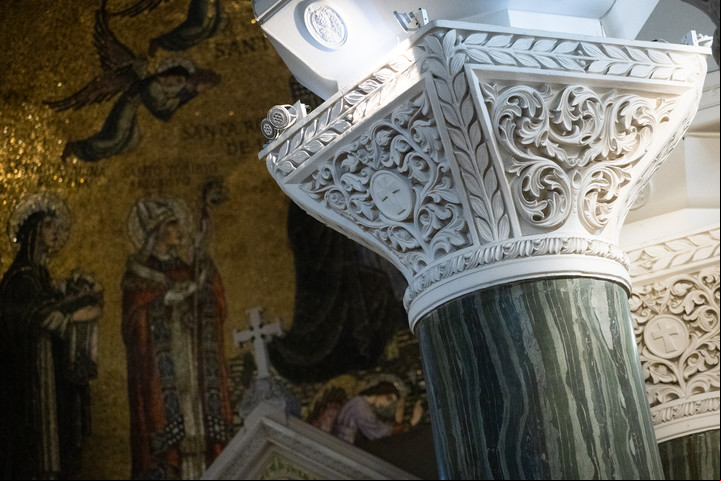Los detalles ornamentales del recinto principal de la basílica de Santa Rosa. Foto: Matias Baglietto