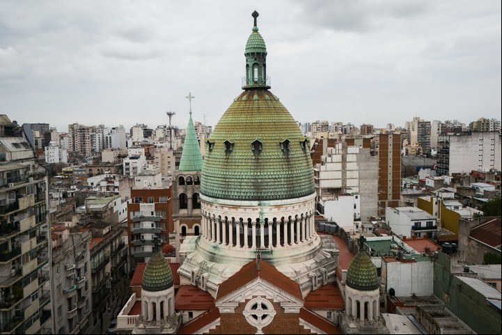 La Santísima Trinidad representada en la cúpula monumental y otras dos, en la Basílica de Santa Rosa de Lima. Foto: Matias Baglietto