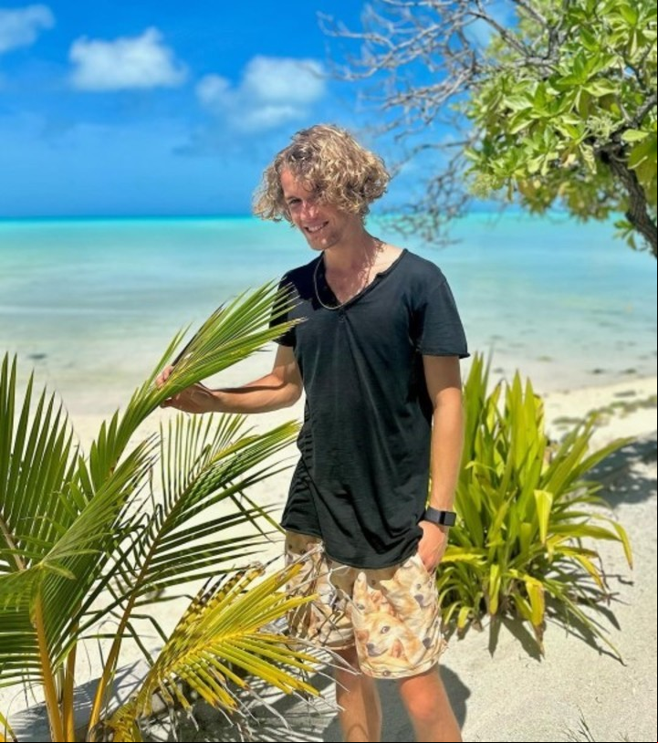 Al joven no le gustan mucho los destinos de playa porque dice que es lo único que tienen.