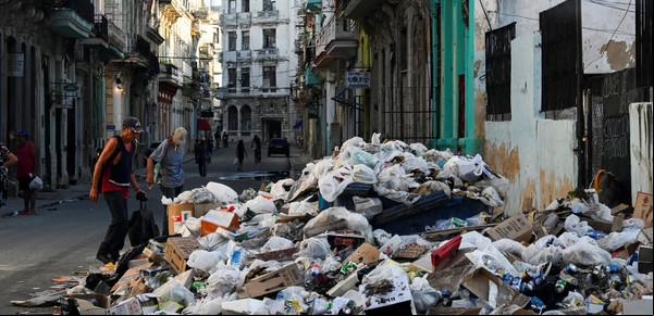 Montañas de desechos, olores fétidos y nubes de moscas: La Habana está llena de basura