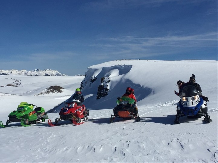 Las motos del parque de nieve en la cima del Batea Mahuida. Foto Neuquentur.