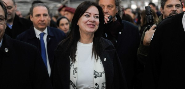 "Los edificios públicos son de todos", aseguró Sandra Pettovello y mostró cómo retiraban fotos de Evita en sedes gubernamentales