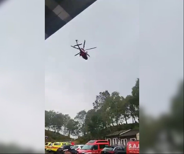 Así trasladaban a la mujer, en helicóptero, hasta el hospital. Foto: captura/Luinotizie.