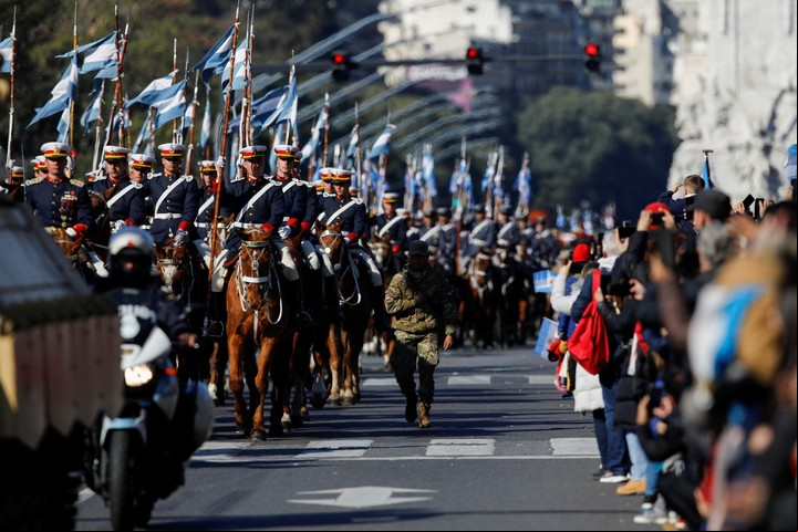 Hubo 384 efectivos con caballos en el desfile por el aniversario de la Independencia. Foto REUTERS/Martin Cossarini
