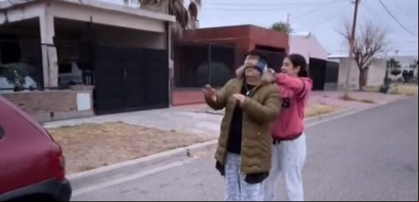 Sorprendieron a su mamá con un auto de regalo y se llevaron un gran susto con la reacción de ella