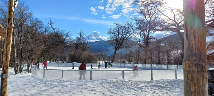 Pista de patinaje sobre hielo en Cerro Castor. Foto Viajes